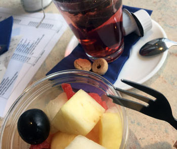 Snack mit Obst und Tee