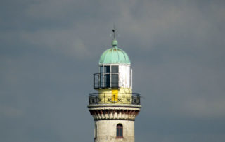 Leuchtturm von Warnemünde mit Möwe
