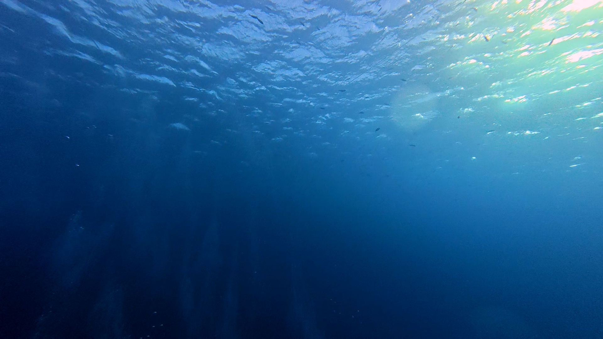 Klares blaues Wasser