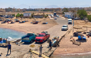 Ankunft Hafen – der neue Motor ist auch schon da (rotes Auto) Ankunft Hafen - der neue Motor ist auch schon da (rotes Auto)