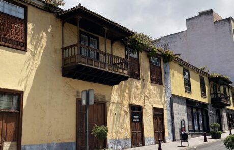 Altes Gebäude mit Balkonen