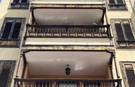 Historisches Gebäude mit Balkonen