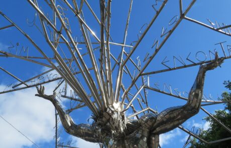 Skulptur „Lo llevo bien“