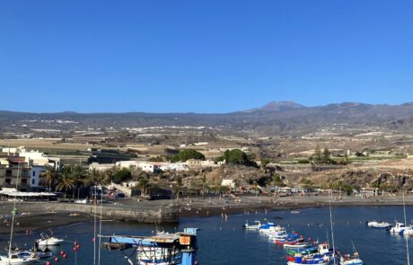 Blick über den Hafen auf den den Teide