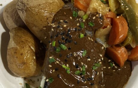 Fisch mit Knoblauchsoße, Kartoffeln und Gemüse