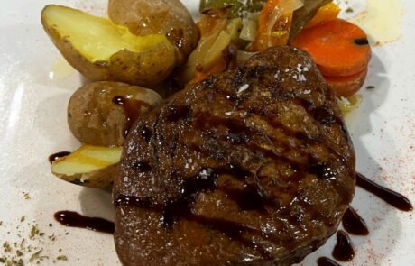 Veganes Steak mit Kartoffeln und Gemüse (Eigenkreation des Kochs)